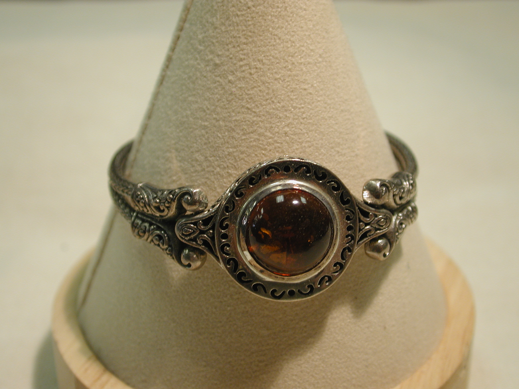 Sterling Amber Bali toggle bracelet 23mm center New with tags