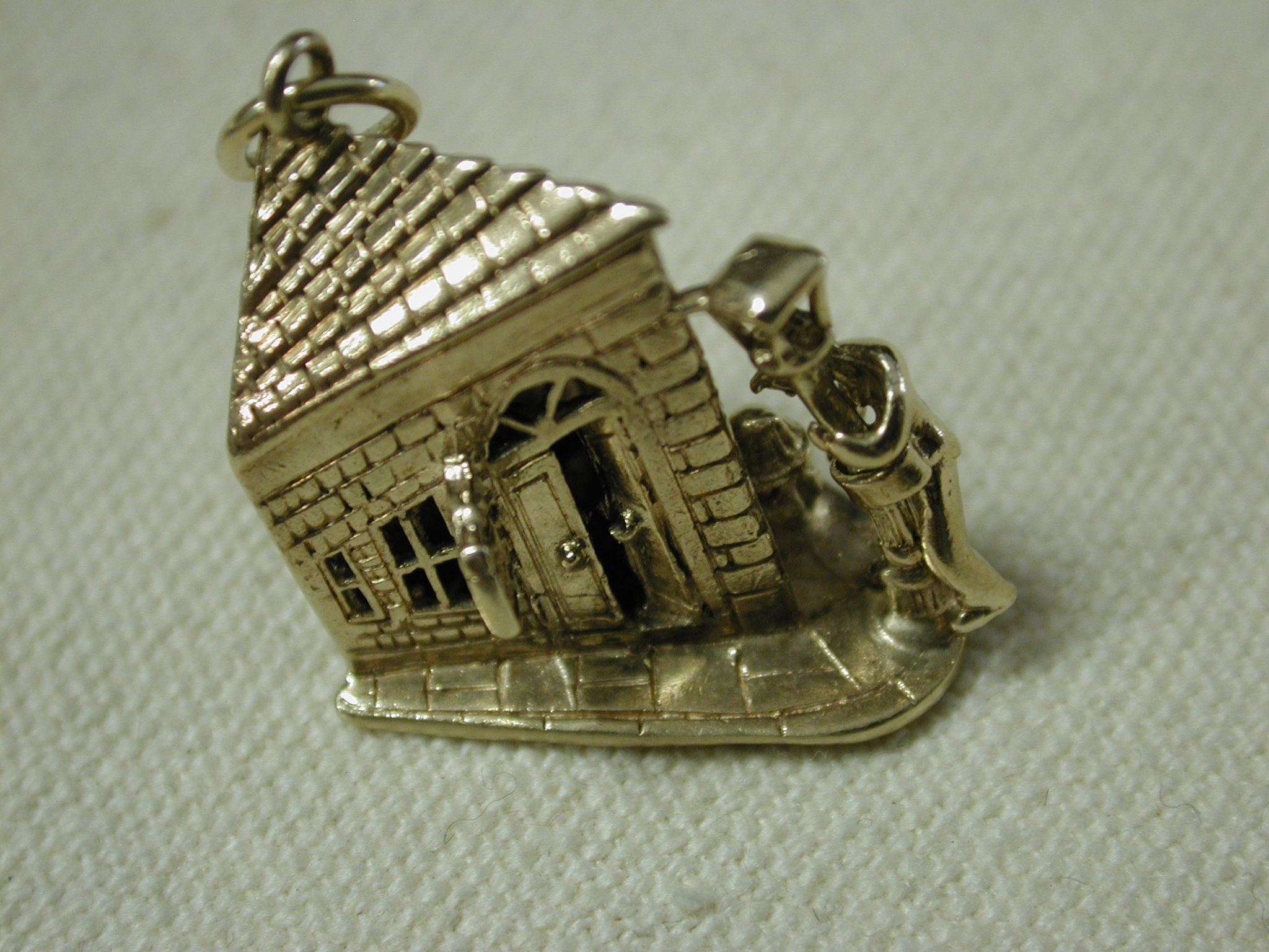 Vintage moving Drunken Man Outside Pub Charm 9kt Gold British Hallmarked