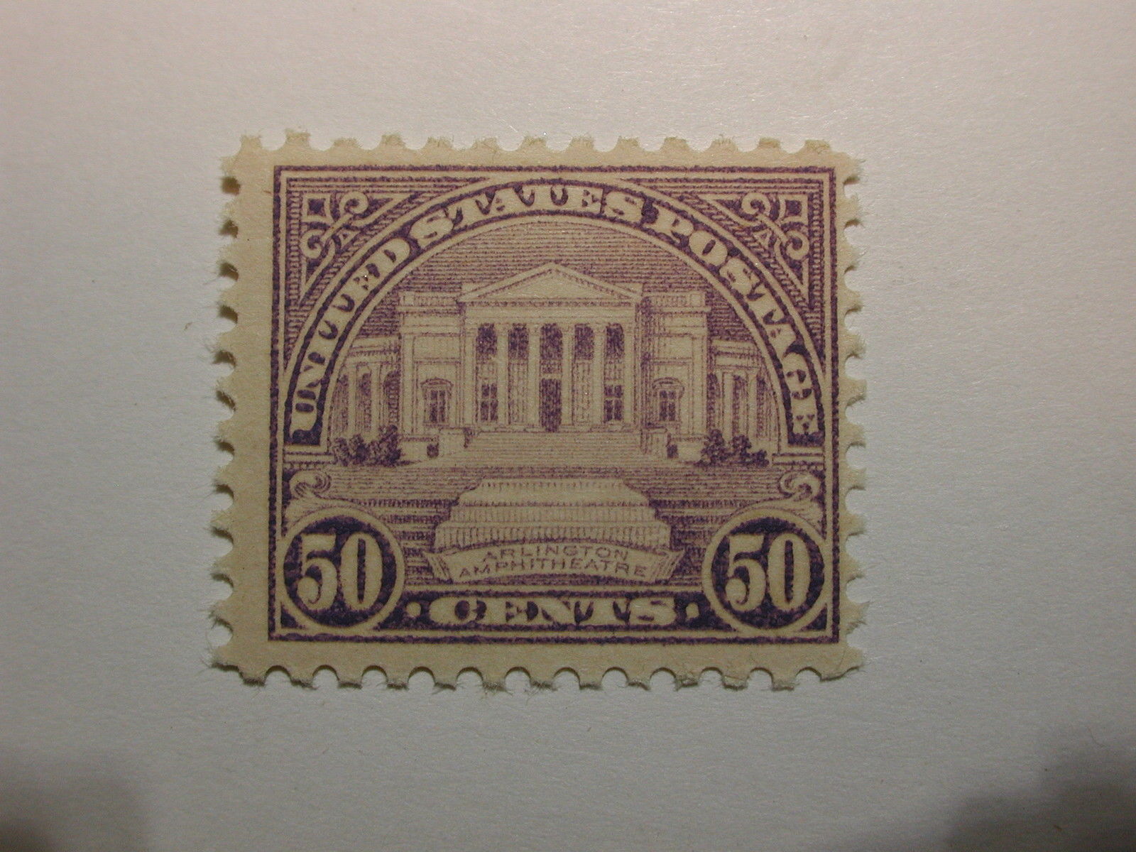 US Stamp Scott# 570 Arlington Amphitheater 1922-25, Never Hinged
