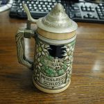 Heidelberg Schloss Castle men relaxing crossed arrows logo 6 3/4″ high with Lid