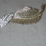 Sarah Coventry Leaf Gold Rhinestone twist Brooch Pin