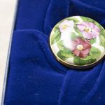 Halcyon Days Enamels Small Decorative box, with three flowers