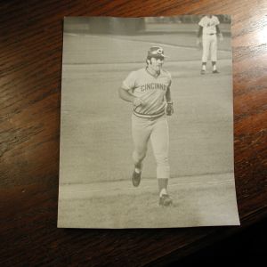 Pete Rose jogging off field playing Mets 8 x 10 black and white