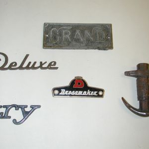 Deluxe-Dressmaker-Grand-Try-Anapolis anchor Mixed lot metal emblems Junk lot