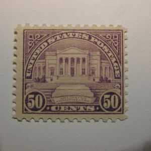 US Stamp Scott# 570 Arlington Amphitheater 1922-25, Never Hinged